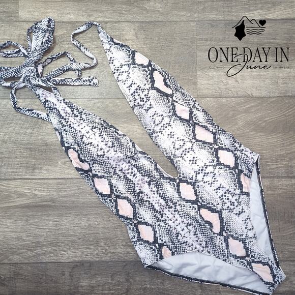 SweatyRocks Deep V Tie Wrap One Piece Swimsuit Size XL - Picture 3 of 6